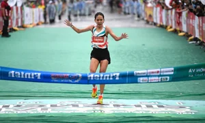 Runner Ngoc Hoa Defends National Marathon Championship Title Despite Dramatic Finish Line Fall - image 6