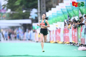 Runner Ngoc Hoa Defends National Marathon Championship Title Despite Dramatic Finish Line Fall - image 3
