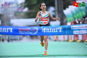 Runner Ngoc Hoa Defends National Marathon Championship Title Despite Dramatic Finish Line Fall - image 0