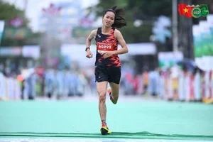 Runner Ngoc Hoa Defends National Marathon Championship Title Despite Dramatic Finish Line Fall - image 4