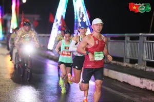 Runner Ngoc Hoa Defends National Marathon Championship Title Despite Dramatic Finish Line Fall - image 5