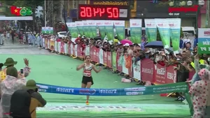 Runner Ngoc Hoa Defends National Marathon Championship Title Despite Dramatic Finish Line Fall - image 1