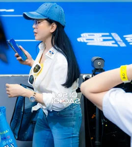 Billionaire Johnathan Hanh Nguyen's Wife Le Hong Thuy Tien Spotted with Natural Look - image 1