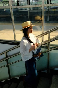 Hien Thuc's Timeless Style: How a Simple White Shirt Can 'Hack' Your Age - image 0