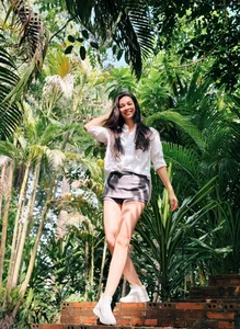 Hien Thuc's Timeless Style: How a Simple White Shirt Can 'Hack' Your Age - image 6
