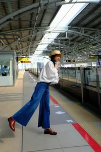 Hien Thuc's Timeless Style: How a Simple White Shirt Can 'Hack' Your Age - image 1