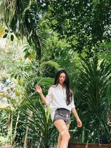 Hien Thuc's Timeless Style: How a Simple White Shirt Can 'Hack' Your Age - image 9
