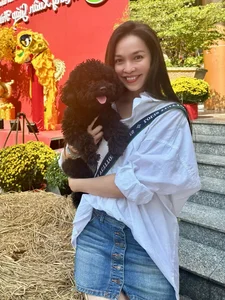 Hien Thuc's Timeless Style: How a Simple White Shirt Can 'Hack' Your Age - image 7