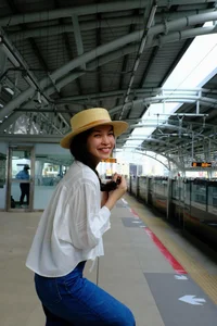 Hien Thuc's Timeless Style: How a Simple White Shirt Can 'Hack' Your Age - image 3