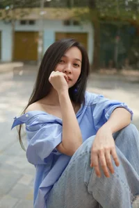 Hien Thuc's Timeless Style: How a Simple White Shirt Can 'Hack' Your Age - image 5