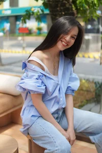 Hien Thuc's Timeless Style: How a Simple White Shirt Can 'Hack' Your Age - image 2