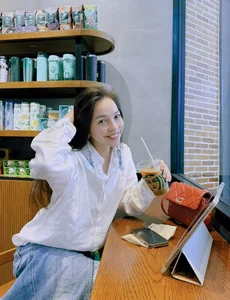 Hien Thuc's Timeless Style: How a Simple White Shirt Can 'Hack' Your Age - image 4