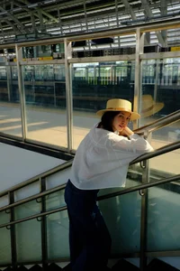 Hien Thuc's Timeless Style: How a Simple White Shirt Can 'Hack' Your Age - image 8