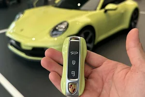 A Rare Sight: The One-of-a-Kind Porsche 911 Carrera in Can Tho - image 9