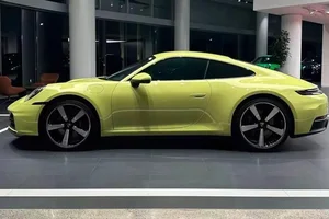 A Rare Sight: The One-of-a-Kind Porsche 911 Carrera in Can Tho - image 1