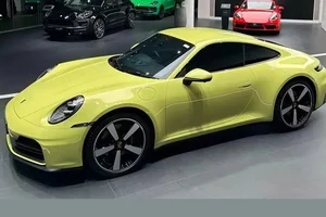 A Rare Sight: The One-of-a-Kind Porsche 911 Carrera in Can Tho - image 10