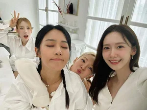 Jisoo of BlackPink and SNSD Members Shine in Simple Casual Looks - image 2