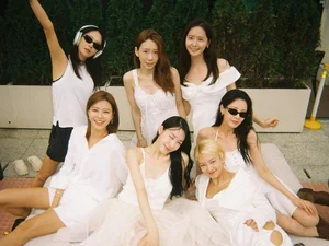 Jisoo of BlackPink and SNSD Members Shine in Simple Casual Looks - image 9