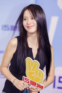 Jisoo of BlackPink and SNSD Members Shine in Simple Casual Looks - image 8