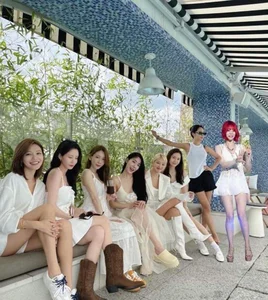 Jisoo of BlackPink and SNSD Members Shine in Simple Casual Looks - image 5