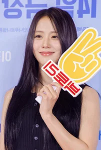 Jisoo of BlackPink and SNSD Members Shine in Simple Casual Looks - image 15