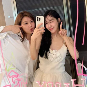 Jisoo of BlackPink and SNSD Members Shine in Simple Casual Looks - image 1