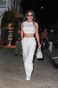 Lauren Sánchez Style Evolution: How She Maintains a Youthful and Bold Aesthetic - image 2