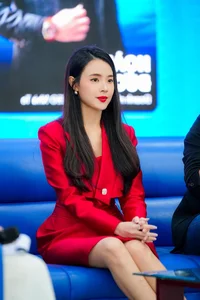 Midu Transitions to Modest and Elegant Princess-Style Fashion Post-Summer - image 2