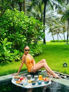 Singer Doan Trang Flaunts Tanned Skin in Cam Ranh Beach Getaway - image 6