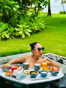 Singer Doan Trang Flaunts Tanned Skin in Cam Ranh Beach Getaway - image 8