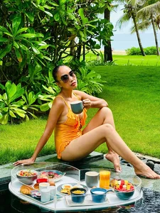Singer Doan Trang Flaunts Tanned Skin in Cam Ranh Beach Getaway - image 5
