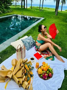 Singer Doan Trang Flaunts Tanned Skin in Cam Ranh Beach Getaway - image 7