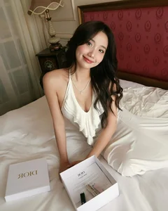 Stunning Close-up: The Flawless Bikini Body of a High-Society Bride - image 3