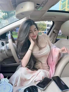 Saigon Hot Girl Charms Fans While Showing Driver License - image 6