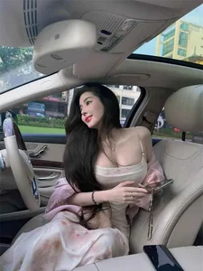 Saigon Hot Girl Charms Fans While Showing Driver License - image 7