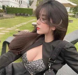 Saigon Hot Girl Charms Fans While Showing Driver License - image 4