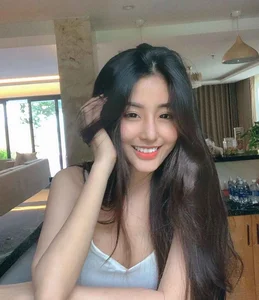 Saigon Hot Girl Charms Fans While Showing Driver License - image 8
