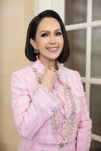 Ageless Beauty: Diem My Celebrates 61st Birthday with Youthful Short Haircut - image 0