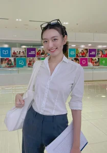 Mixed-Race Student Teacher Shines in Traditional White Ao Dai - image 3