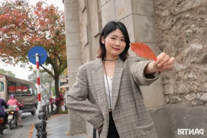 Saigon Tourists Travel to Hanoi to Capture the Autumn Flower Season Trend - image 0