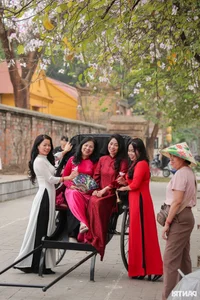 Saigon Tourists Travel to Hanoi to Capture the Autumn Flower Season Trend - image 2