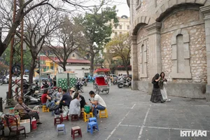 Saigon Tourists Travel to Hanoi to Capture the Autumn Flower Season Trend - image 7