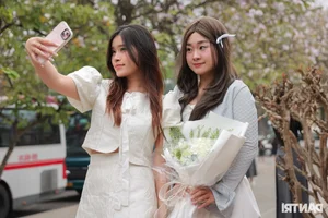 Saigon Tourists Travel to Hanoi to Capture the Autumn Flower Season Trend - image 10