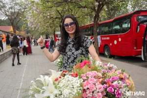 Saigon Tourists Travel to Hanoi to Capture the Autumn Flower Season Trend - image 4