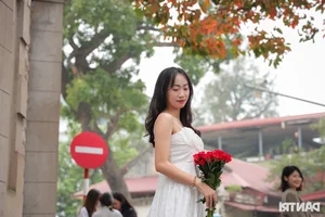 Saigon Tourists Travel to Hanoi to Capture the Autumn Flower Season Trend - image 8