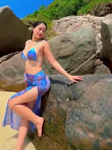 Stunning Beach Photos: Girlfriend of People's Artist Viet Anh Shows Off Her Fit Physique - image 5