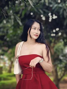 Stunning Beach Photos: Girlfriend of People's Artist Viet Anh Shows Off Her Fit Physique - image 0